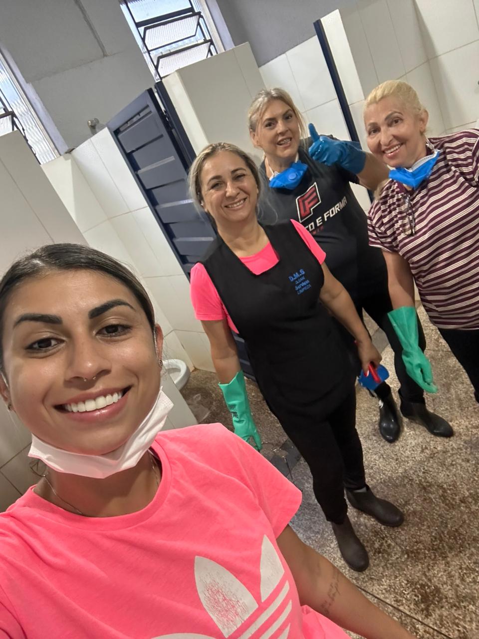 Equipe D.M.S Clean em atendimento de limpeza