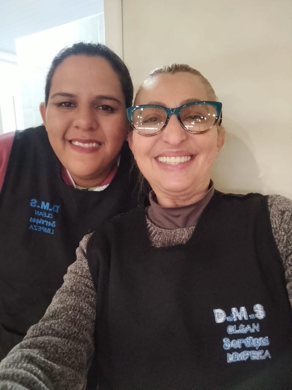 Integrantes da equipe usando uniforme da D.M.S Clean