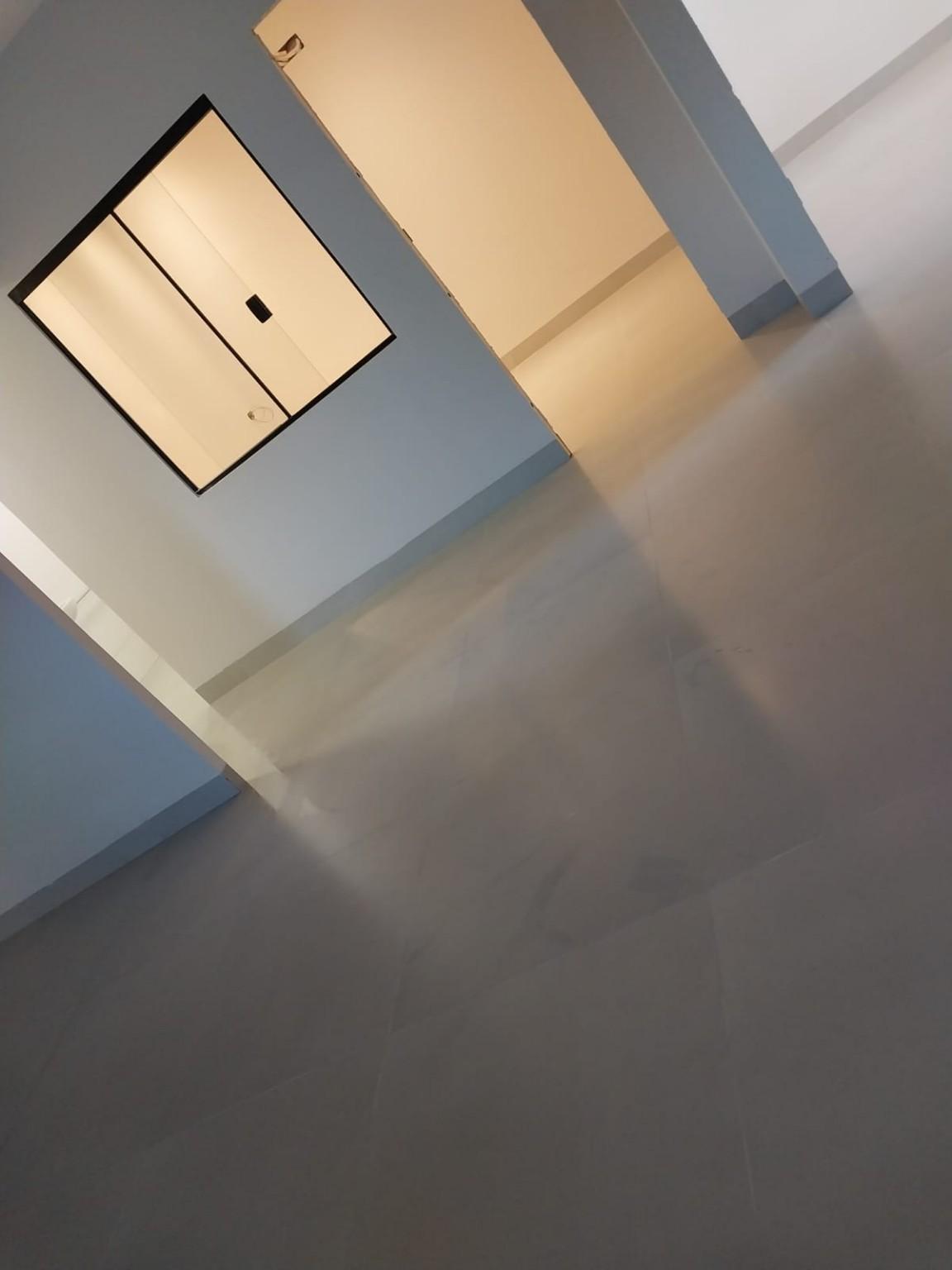 Piso comercial limpo após atendimento